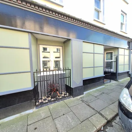 Town Centre Ground Floor Apartment *