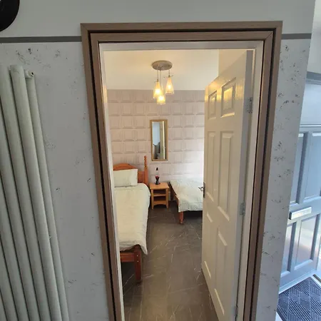 Town Centre Ground Floor * 울버스톤